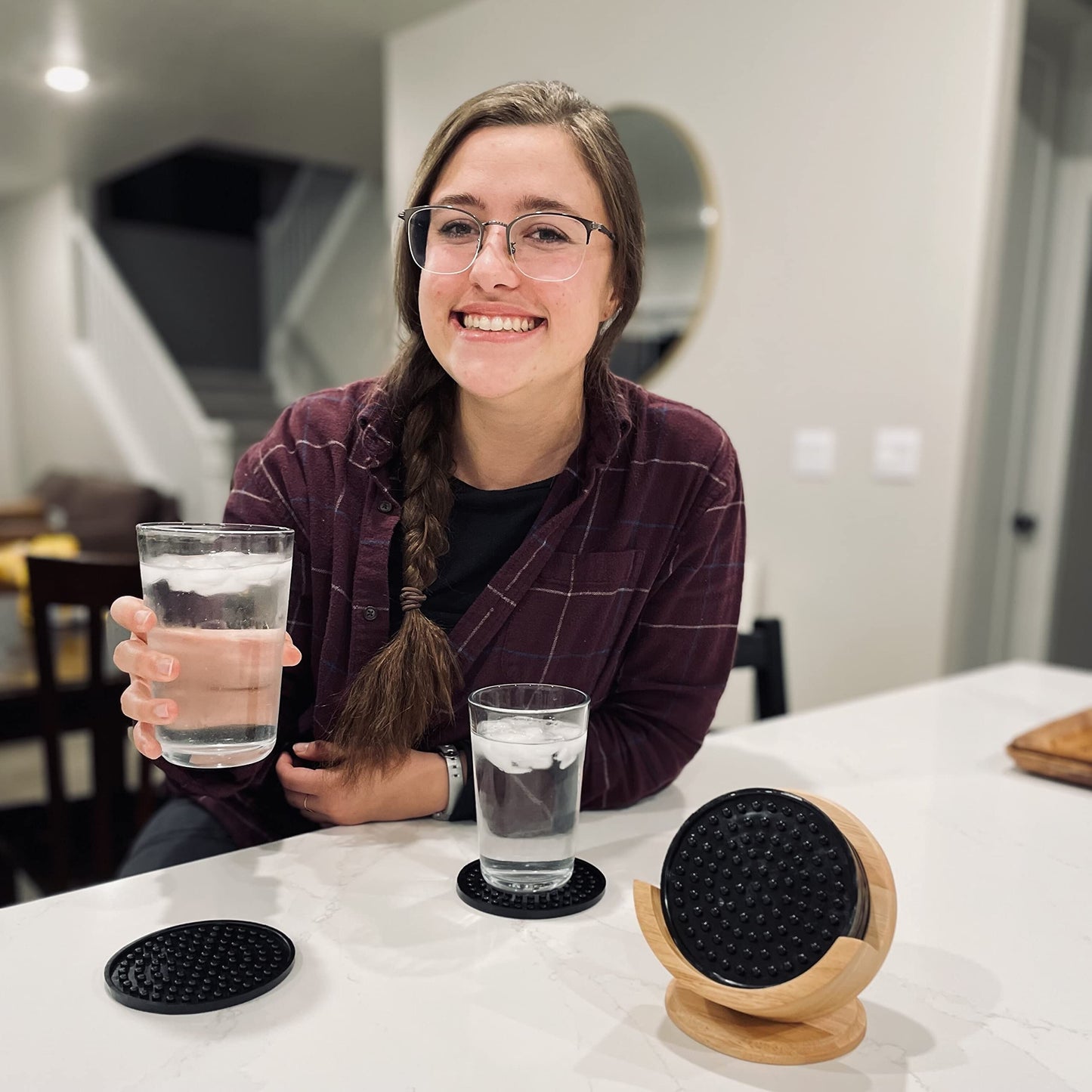 Esatto Round Wooden Rubber Coaster Set with Holder, 4.25 Inches Diameter, Includes 8 Coasters for Drinks